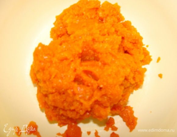 Пропустить через мясорубку или измельчить в блендере до равномерных мелких кусочков, но не в пюре!