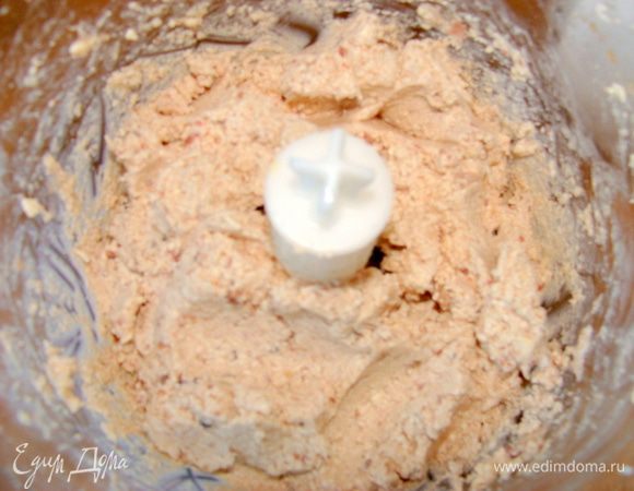 Рыбу измельчить вместе с маслом
