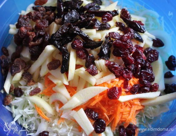 Добавьте изюм, клюкву, чеснок, пропущенный через пресс, и порезанный чернослив. Перемешайте. 