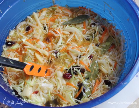 Залейте капусту горячим маринадом, утрамбуйте ее. Закройте крышкой и оставьте на ночь при комнатной температуре. Утром переложите в стерильные банки, закатайте крышками.