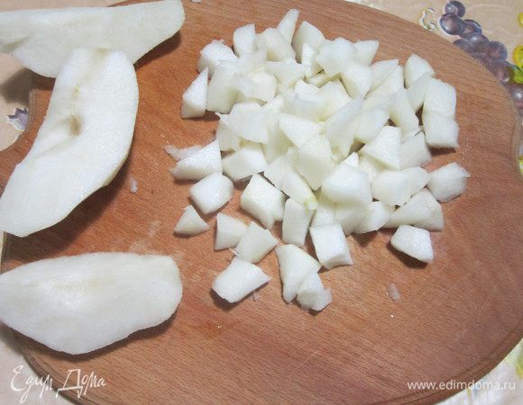 Яблоки и груши очистить. Груши нарезать небольшими кубиками, засыпать сахаром и добавить лимонный сок. 