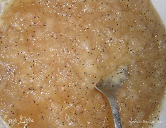 В джем добавить корицу. Довести до кипения и варить, постоянно помешивая, на маленьком огне около 15 минут. Мак обжарить на сухой сковороде, истолочь и добавить к джему. Готовить ещё 5 минут. 