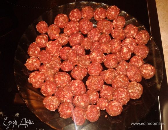 Мясо и чеснок  прокрутить через мясорубку, добавить соль, перец и сделать фрикадельки.