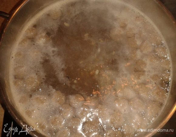 Фрикадельки выложить в кастрюлю и варить вместе с перловкой. Снять пенку.