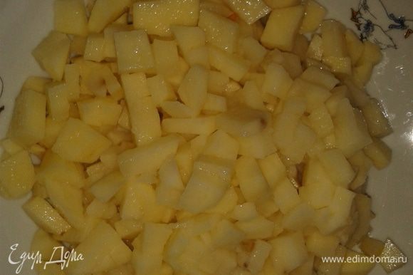 Картошку нарезать кубиками и в кастрюлю.