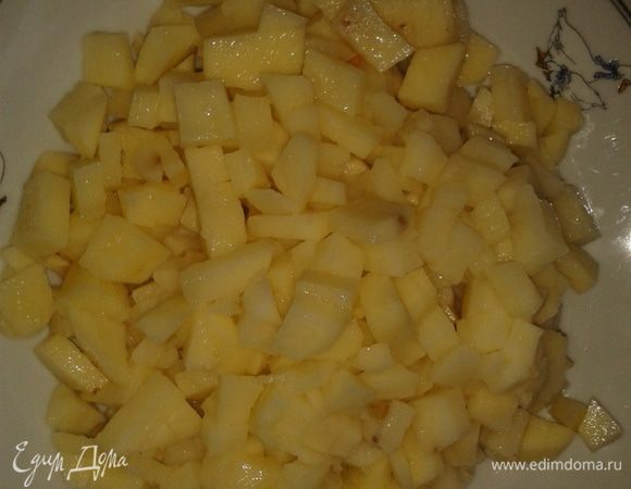 Картошку нарезать кубиками и в кастрюлю.