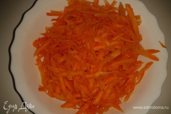 Морковь - через крупную терку и в кастрюлю.