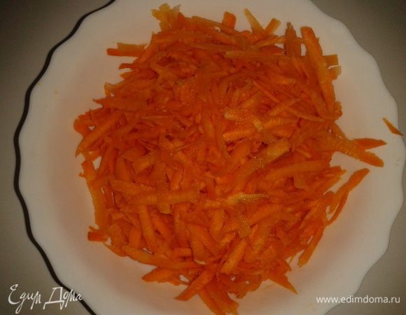 Морковь - через крупную терку и в кастрюлю.