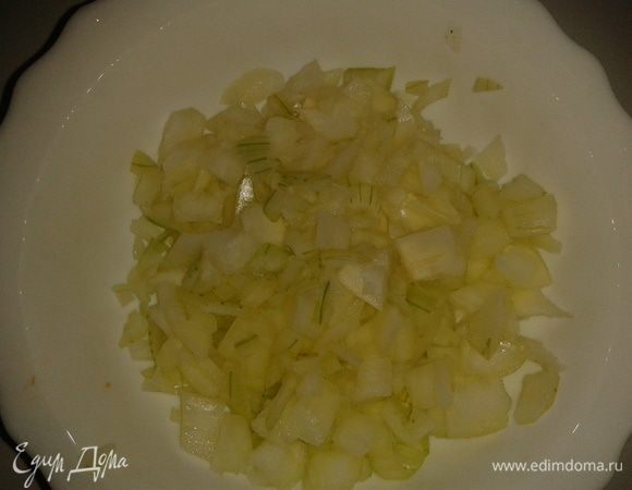 Нарезать лук кубиками и  в кастрюлю.