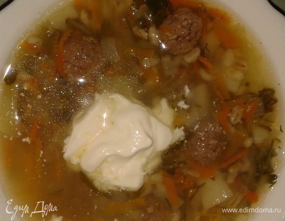 В конце добавьте соль, перец, зелень. Какой бы суп вкусным ни получился, оставьте его томиться минут на 30, убрав суп с плиты, чтобы он собрал все соки. Затем налейте суп в тарелку и добавьте сметану.
Приятного аппетита!