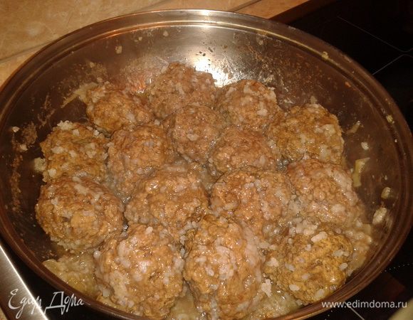 Мясо,чеснок прокрутить через мясорубку, сделать фарш, добавить соль,перец,рис и сделать котлетки. В сковородку добавить воду, довести до кипения и тушить котлетки, накрыв крышкой 