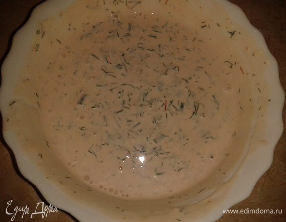 в блендер положить корень хрена,помидор и сделать желеобразную массу, затем добавить соль,перец и сметану, зелень. Соус готов.