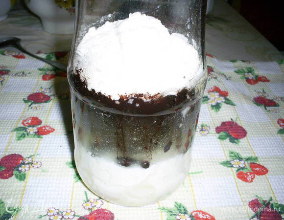 В высокой банке смешиваем масло, молоко, сах. пудру, ванилин, сухое молоко и какао.