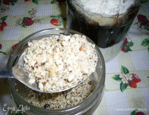 Не забудем измельчить орехи. Чем мельче, тем лучше. Я сильно не измельчала и в моей пасте получились довольно крупные кусочки орехов.