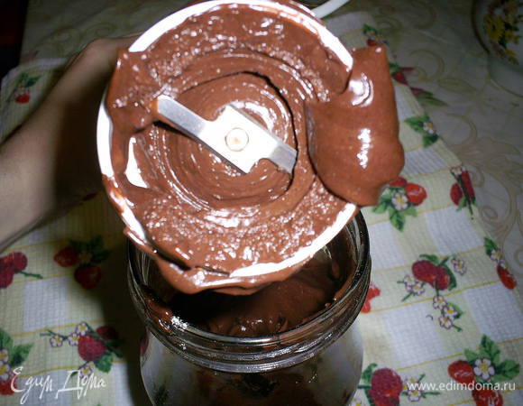 Содержимое банки взбиваем погружным блендером. Через пару минут получаем густую пасту.