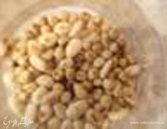 Миндаль и фундук обжарить на сухой сковороде,часто помешивая. Дать остыть и нарубить.