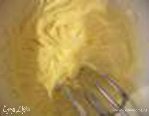 Размягчённое сливочное масло взбить с сахарной пудрой. Добавить по одному желтки.