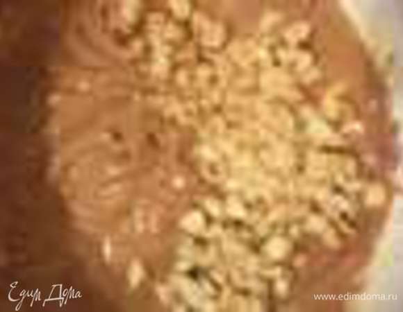 Добавить шоколадно - ореховую пасту, тщательно перемешать. Добавить миндаль и половину фундука.