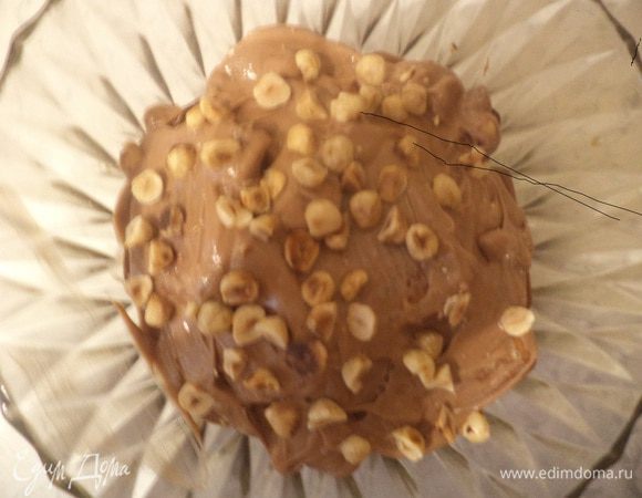 В одну большую или 6 маленьких формочек выложить немного крема. Печенье опустить в крепкий кофе, затем выложить в формочки слоями попеременно с кремом.
Посыпать оставшимся фундуком. Накрыть пищевой плёнкой и поставить в холодильник на 4 часа.