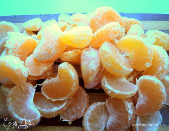 Мандарины почистить от кожуры и белых волокон. Снять цедру с половинки лимона и одного мандарина.