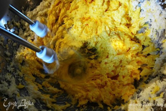 Теплое масло растереть с сахаром, добавить по одному желтки от яиц. Тщательно взбить.