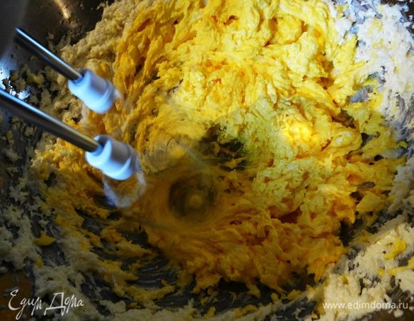 Теплое масло растереть с сахаром, добавить по одному желтки от яиц. Тщательно взбить. 