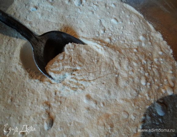 Муку, крахмал, ваниль и цедру от цитрусовых смешать.