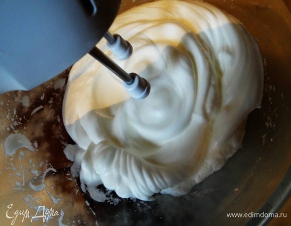 Белки взбить с солью до пены. 