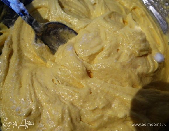 Добавить белки к мучной массе, аккуратно размешать. 