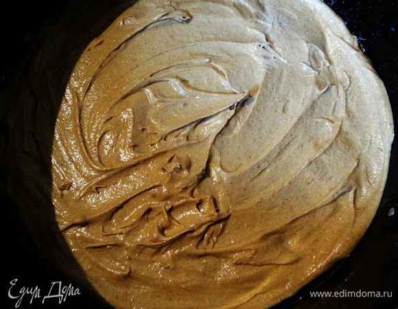 Форму выстелить бумагой (я лишь смазала маслом) и выложить 2 столовые ложки шоколадно теста. Положить в разогретую до 180-190*С духовку и выпекать 2-3 минуты (до того момента, когда первый корж "схватится"). 