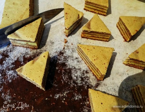 Достаем нашу форму, вынимает "пирог", разрезаем его на треугольники. 