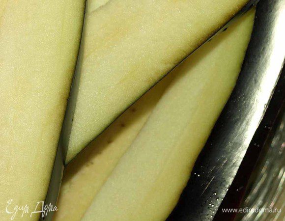 Баклажаны очистить от плодоножек. Разрезать на две части, каждую часть нарезать соломкой толщиной 1 – 1,5 см (по желанию можно толще).
Складываем в миску и солим. Оставляем на 2-3 часа. Баклажаны станут мягче, из них уйдет горечь
