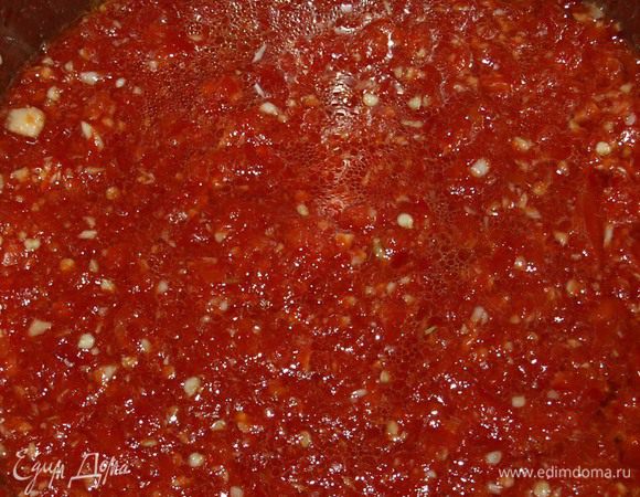 Перец (болгарский и горький) очищаем от плодоножек и семян. Горький можно не очищать от семян, если вы любите погорячее. Чеснок чистим. Все пропускаем через мясорубку. Добавляем сахар, соль, масло. Ставим на огонь, даем закипеть и варим 5 минут