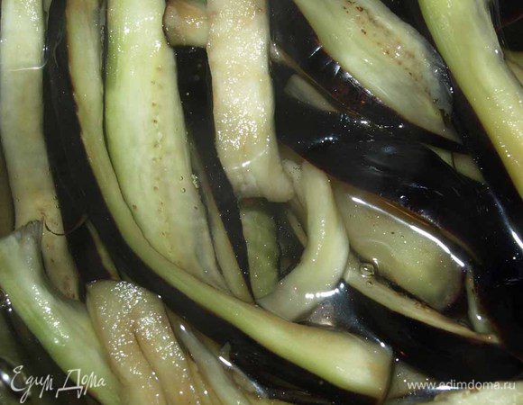 В кастрюлю наливаем 1,5 литра воды и 0,5 литра уксуса, даем закипеть. В кипящую воду отправляем баклажаны (предварительно промыв их). И варим 10 минут.