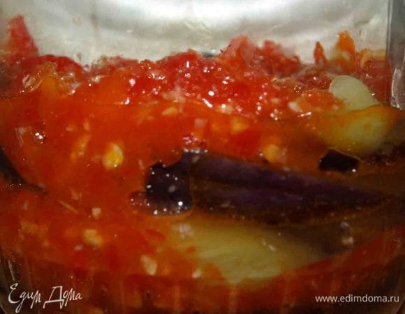 На дно стерилизованной банки кладем немного соуса и сверху баклажаны, и так чередуем слоями. Закрываем банку стерилизованной крышкой, переворачиваем и даем остыть  укутав одеялом. 