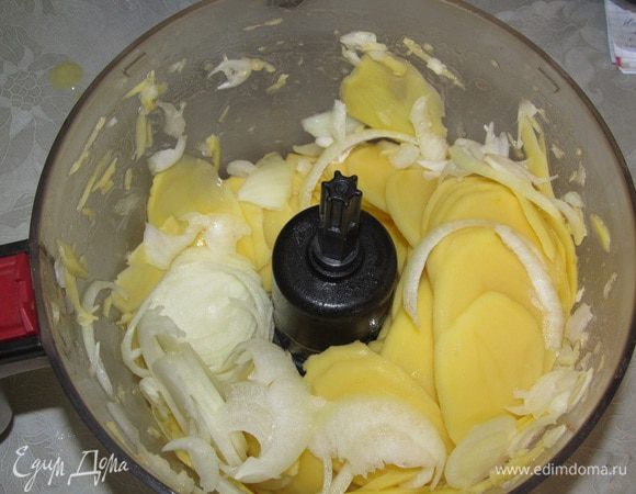 Нарезать картофель и лук тонкими кружками, удобнее в блендере. Переложить в форму, добавить сливки и кипяток на четверть формы.
