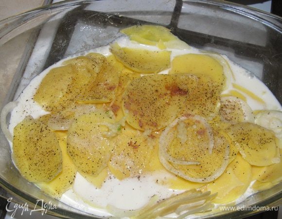 Переложить в форму, добавить сливки и кипяток до четверти формы.
Посолить, поперчить. Поставить на огонь, как закипит уменьшить огонь.
Добавить чеснок, мускатный орех, натереть сыр сверху. Закрыть крышкой или фольгой и до того момента, как картофель станет мягким. 