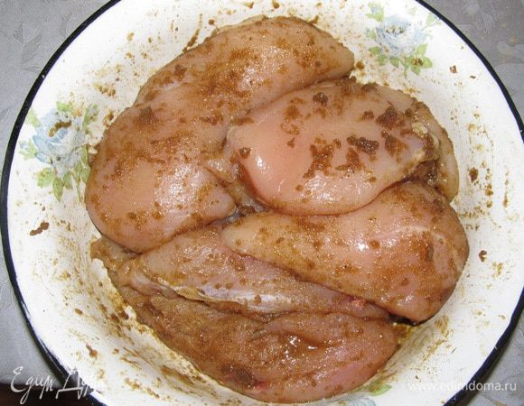 Курицу посолить, поперчить, добавить оливковое масло и натереть сухой горчицей. Кладем на сковородку. 