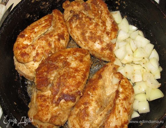 Переворачиваем, добавляем нарезанный лук.