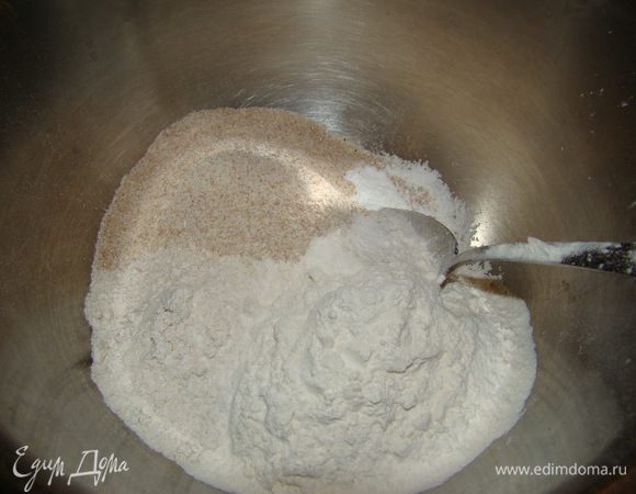 Смешать все сухие составные, кроме сахара