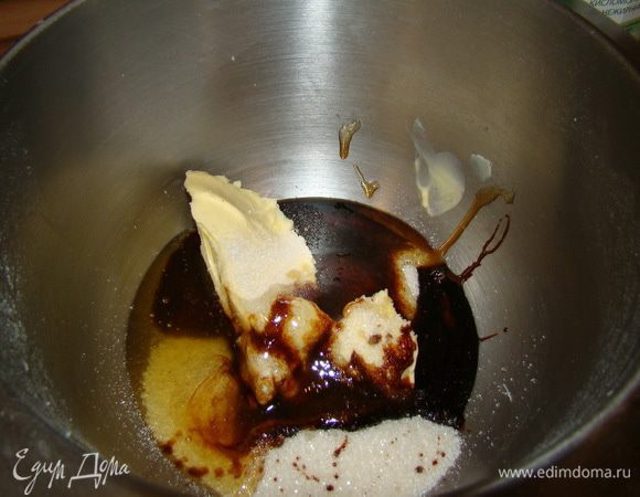 Мягкое масло, сахар, патоку, мед, экстракт взбивать миксером 