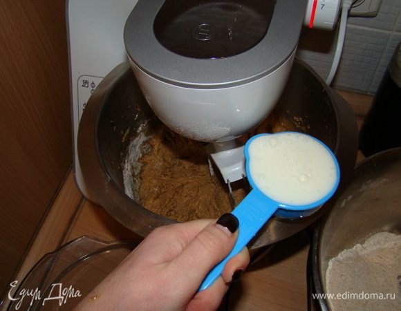 Влить пахту/кефир, досыпая порциями муку, замесить тесто