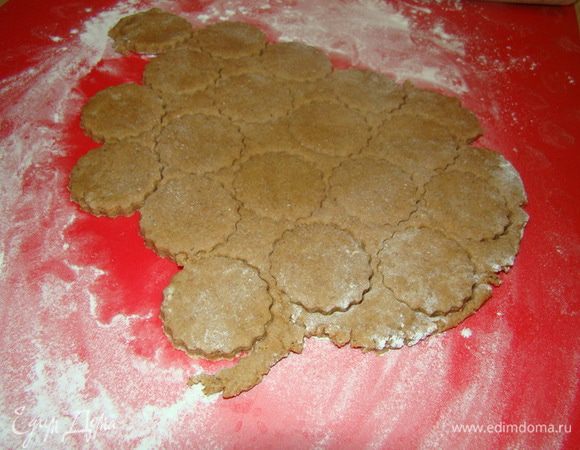 На припыленной мукой поверхности раскатать тесто, разрезать на квадраты или воспользоваться любимой вырубкой для печенья