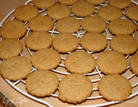 Выпекать около 12-15 минут (в зависимости от размера) при 175"С до легкого потемнения, но они должны быть еще мягкими. Остудить на решетке