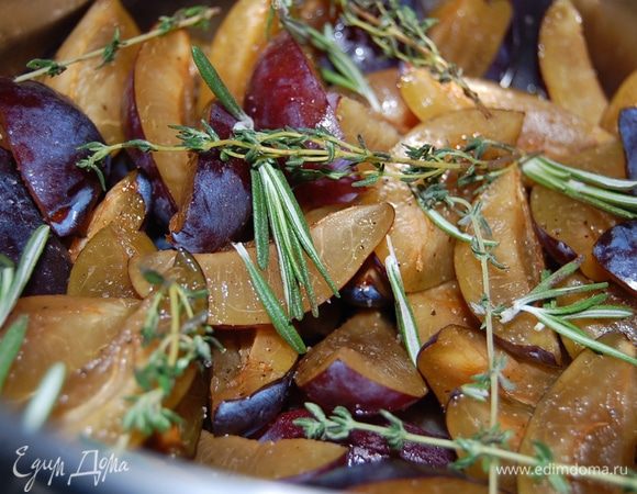 Сливы вымыть, разрезать пополам, удалить косточки. Каждую половинку я разрезала еще на две части. Сложить сливу в глубокую миску, приправить солью и перцем, добавить травы (по вашему вкусу), сбрызнуть оливковым маслом и хорошенько перемешать.