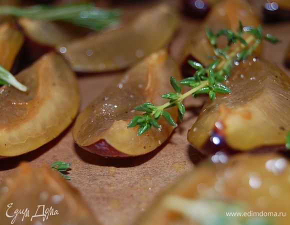 Выложить на противень, застеленный пергаментом.    Я вялила сливы 2,5 часа при температуре 130С (духовка была немного приоткрыта). 