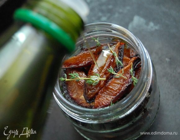Переложить сливы в банки, пересыпать травами и залить оливковым маслом (банки я предварительно прогрела в духовке  15 минут). Я бы рекомендовала дать сливе немного настояться, хотя бы несколько дней. 