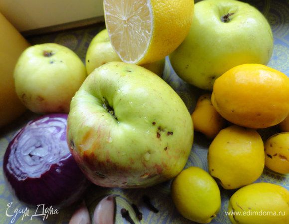 Яблоки, лимон, айву вымыть, обсушить.