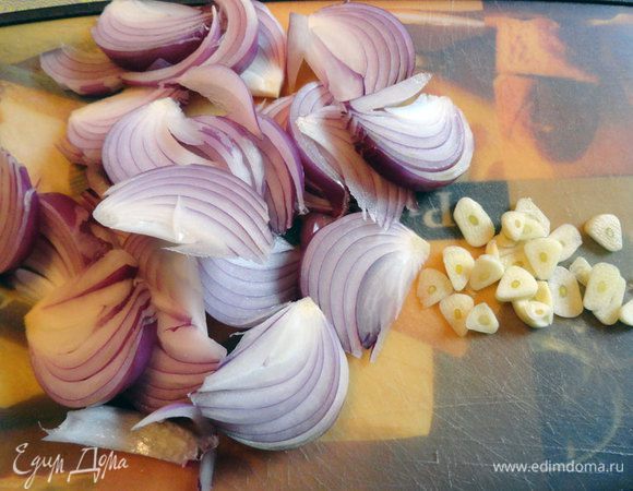 Лук нарезать перьями, чеснок - тонкими дольками. В сковороде разогреть масло и на маленьком огне обжарить лук, через пару минут добавить чеснок. Готовить минут 10-15 до золотисто-коричневого цвета.