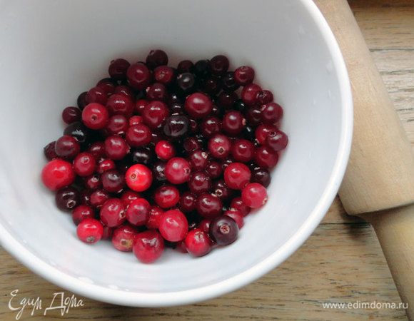Клюкву перебрать, вымыть и обсушить бумажным полотенцем. Вообще во время всего процесса надо следить за тем, чтобы не попадала вода - лишняя жидкость здесь ни к чему.